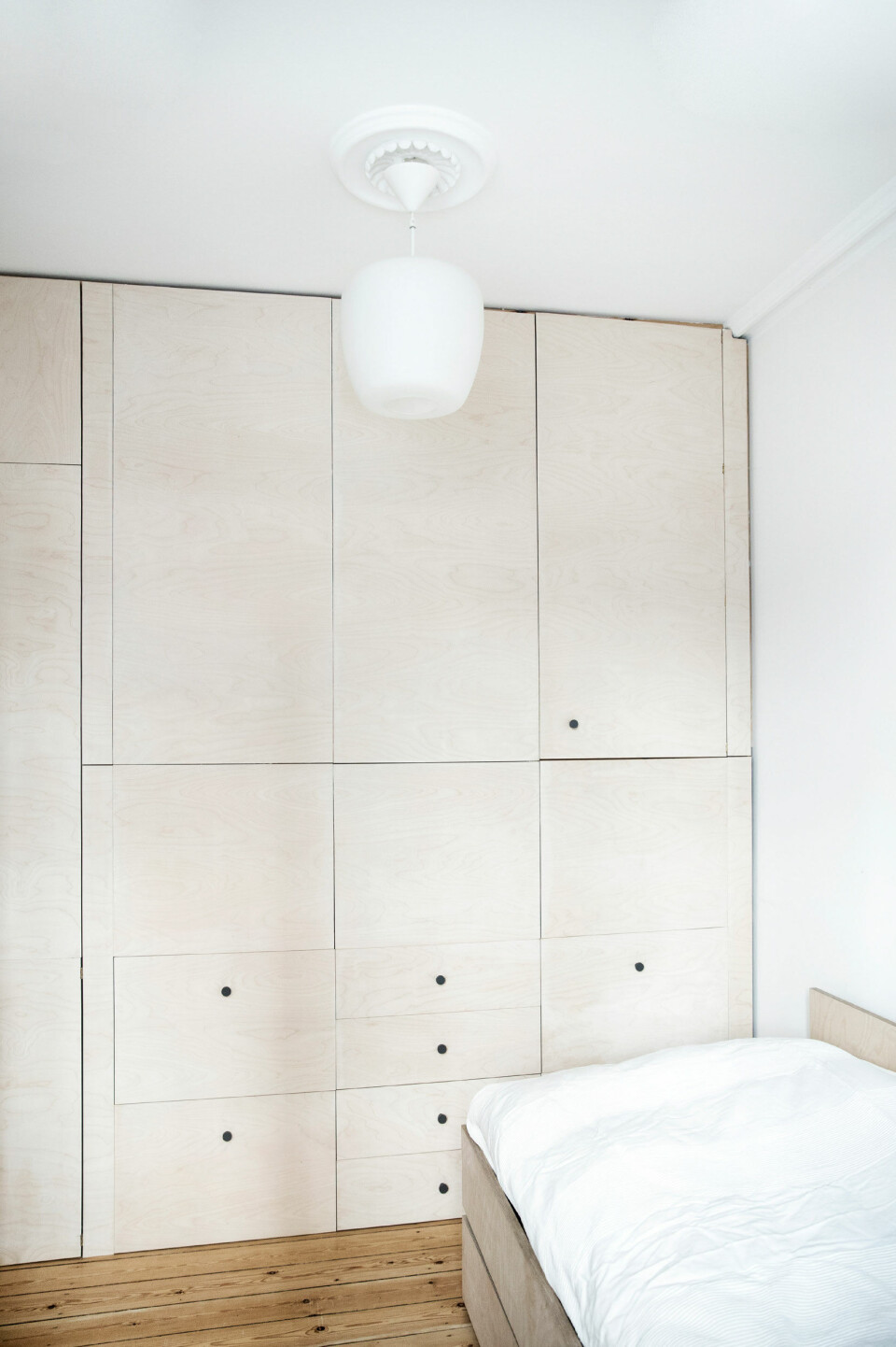 Skabet er et Ikea hack, der har fået fronter i birkefinér. Pendlen er købt på dba.dk.