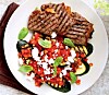 Grillede bøffer og squash med tomatsalsa
