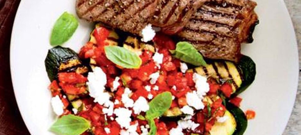 Grillede bøffer og squash med tomatsalsa
