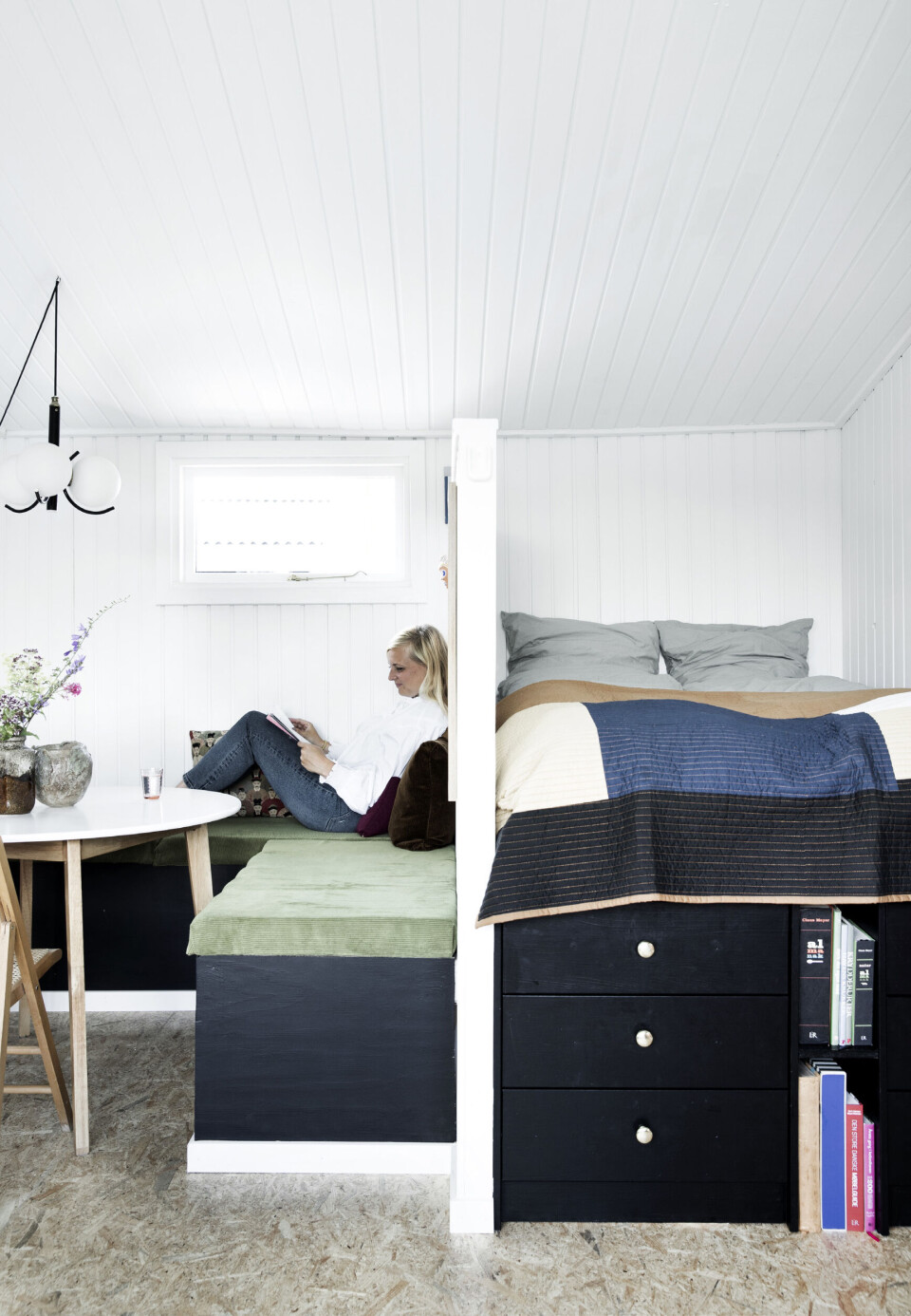 Efter at have sovet på sofasofa i nogle år, besluttede parret sidste år at bygge en soveniche bag spisekrogen. De har selv lavet den med to kommoder fra Ikea, lægter og en plade. Sengetæppet er fra Ferm Living.