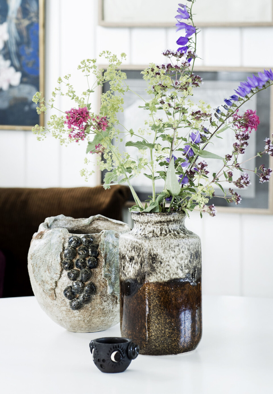 Der er næsten altid blomster fra haven i fine loppe-vaser på spisebordet.
