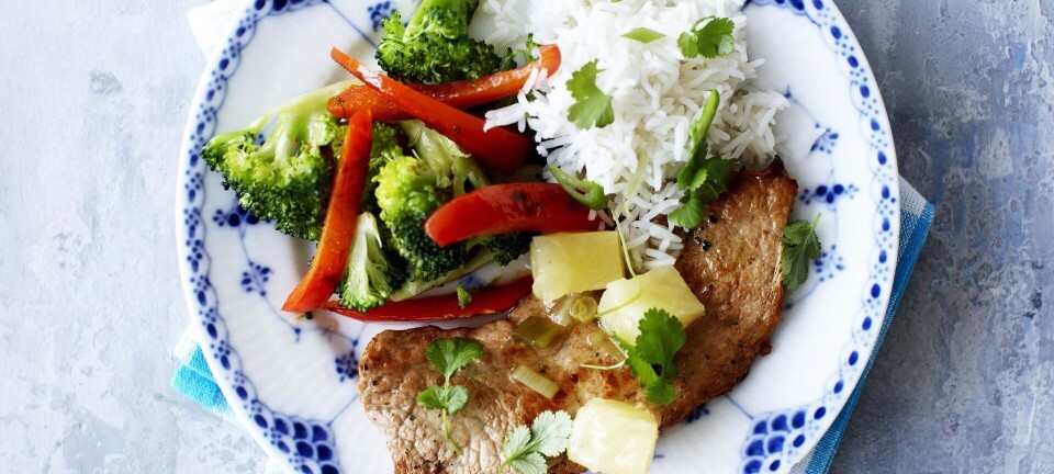 Skinkeschnitzler med sursød sovs