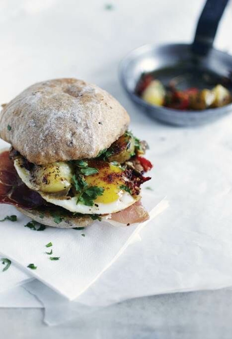 Bocadillos med patatas bravas, æg og skinke