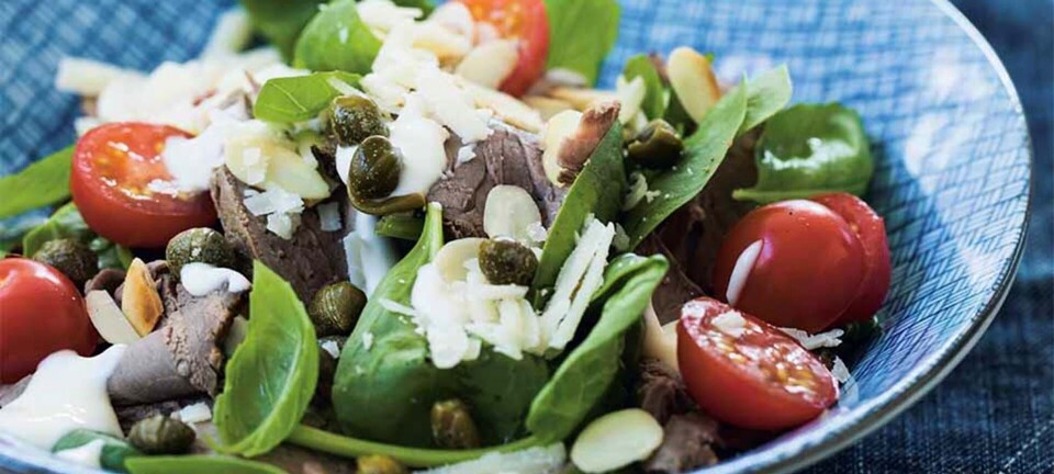 Mættende frokostsalat med roastbeef