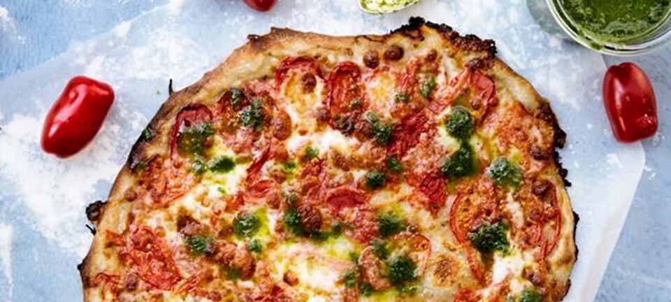Klassisk pizza med friske tomater, mozarella og basilikumolie
