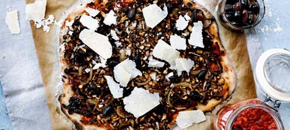 Pizza med løg, svampe, blåskimmelost og sorte oliven