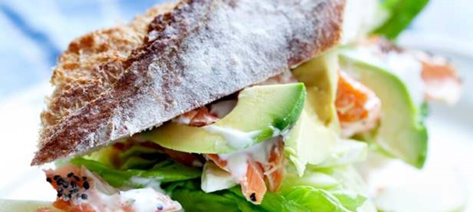 Flutes med varmrøget laks, avocado og æble