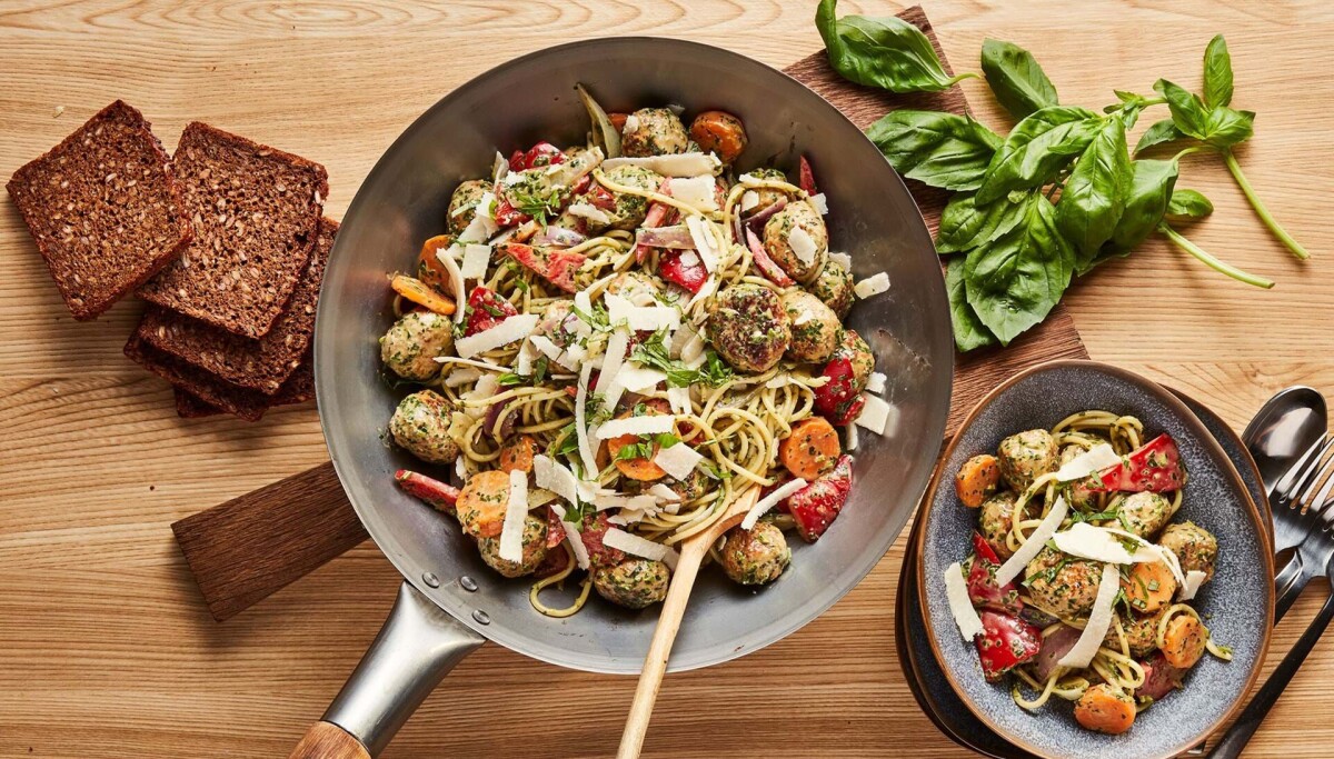 Grøn pasta med sprøde rugbrøds-meatballs