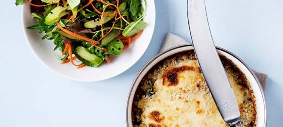 Spinat-kartoffelgratin med sprød salat