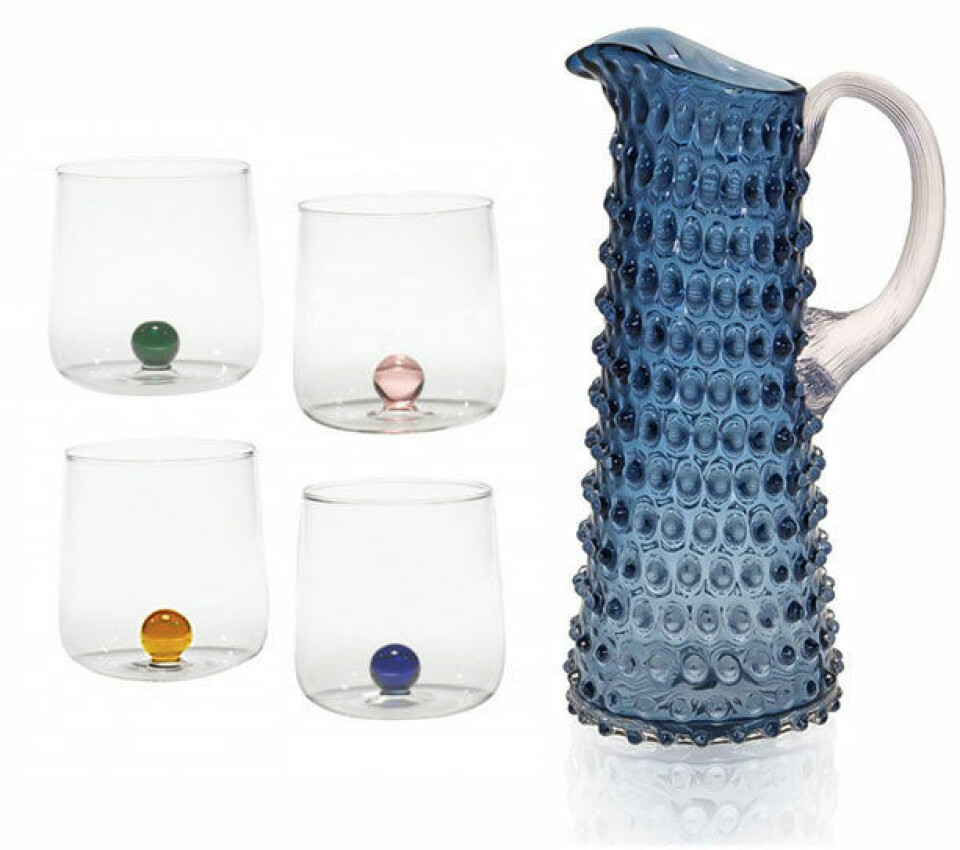 Glaskande og glas med kugler.