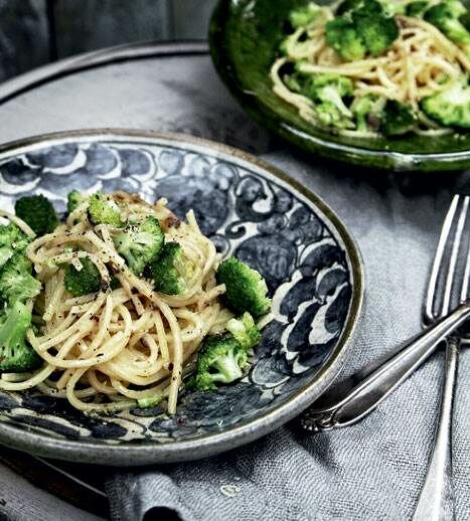 Spaghetti med broccoli og ansjos