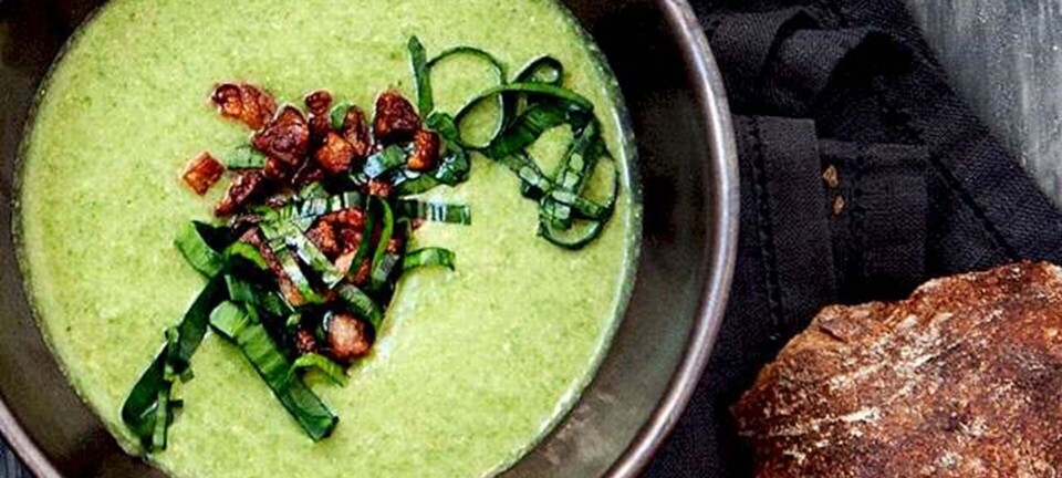 Brændenældesuppe med bacon