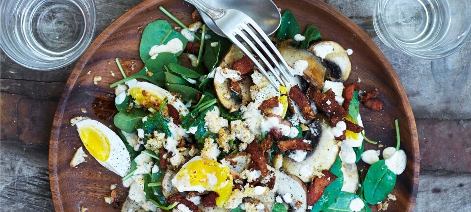 Lækker efterårssalat: Spinatsalat med bacon, svampe og æg