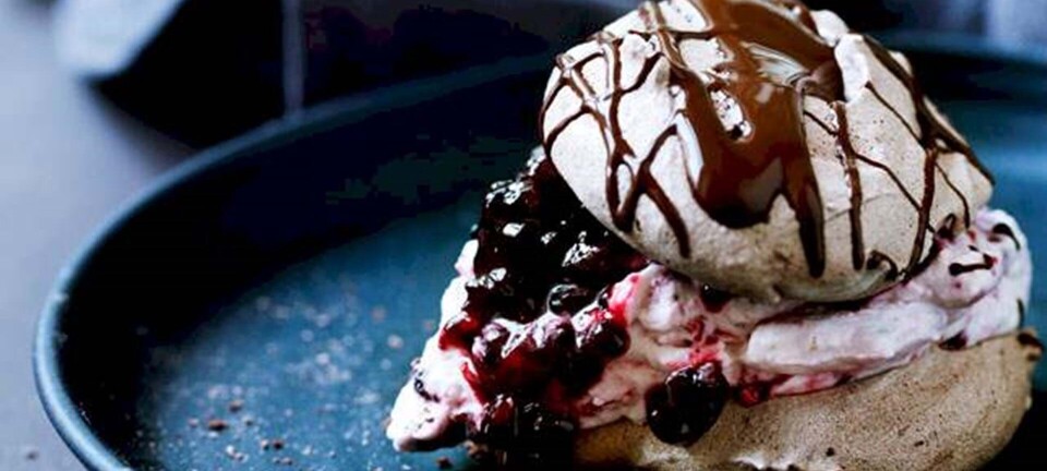Chokolademarengskager med brombærcreme