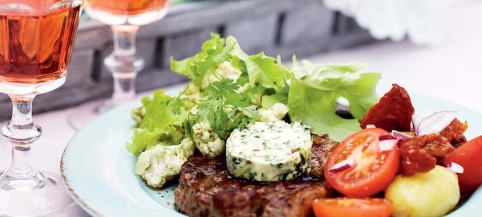 Saftige oksebøffer med krydderurtesmør