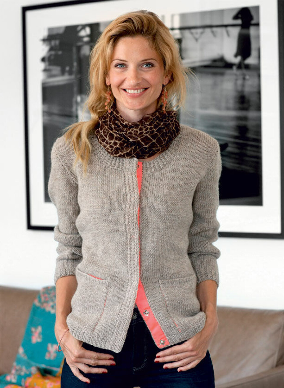 Beige cardigan med neoneffekter