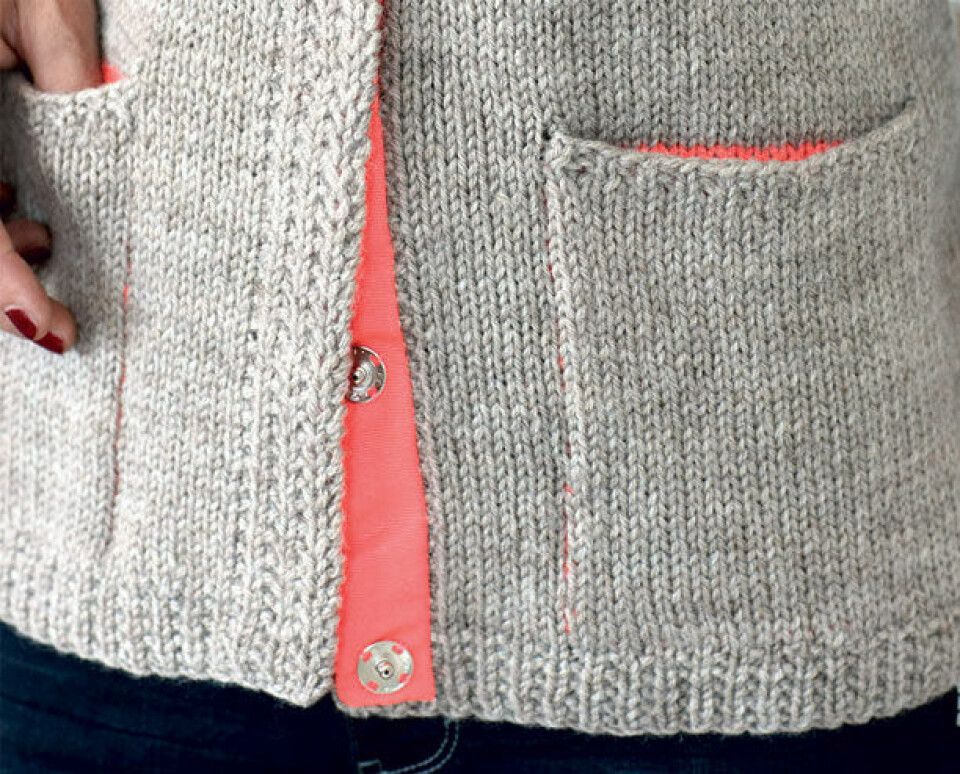 Lomme på beige cardigan med neoneffekter