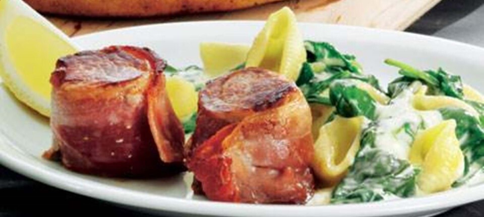 Mørbradbøffer stegt med skinke og pasta med spinat