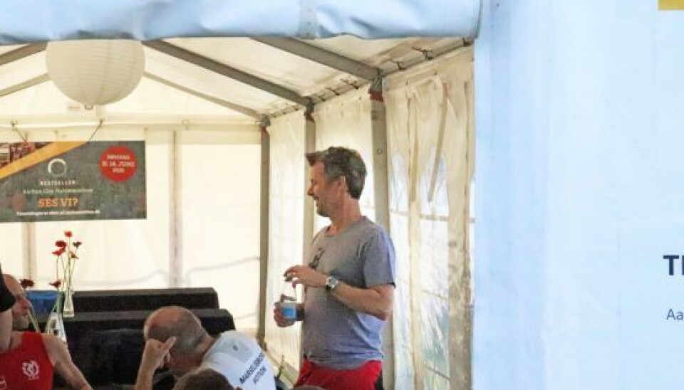 Frederik fik ingen særbehandling. – Kronprinsen er der som helt almindelig gæst og sidder i et telt som alleandre, fortalte eventchef for DHLStafetten, Jeanette Sørensen. (Foto: Øxenholt Foto)