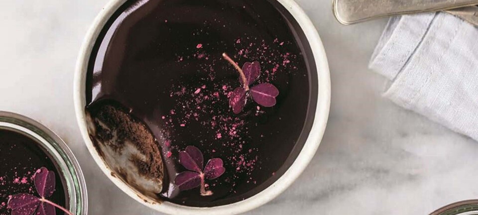 Chokolademousse: Nem og julet chokolademousse med kirsebær