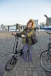 Sarah Grünewald, 35, er vild med sin nye Mate-cykel. Den forrige blev stjålet i sommer, da hun et øjeblik vendte ryggen til den for at tage sig af sin søn, Luis. (Foto: Anthon Unger)