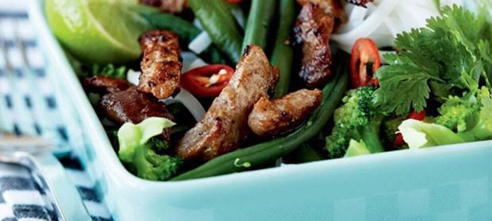 Mørbrad med nudler og grønt