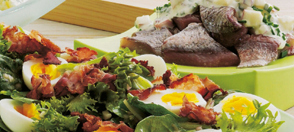 Salat med smilende æg og sprød bacon