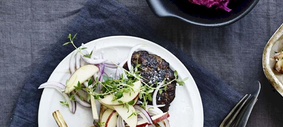 Klassisk hakkebøf med bagte rødder og rødbede-tzatziki
