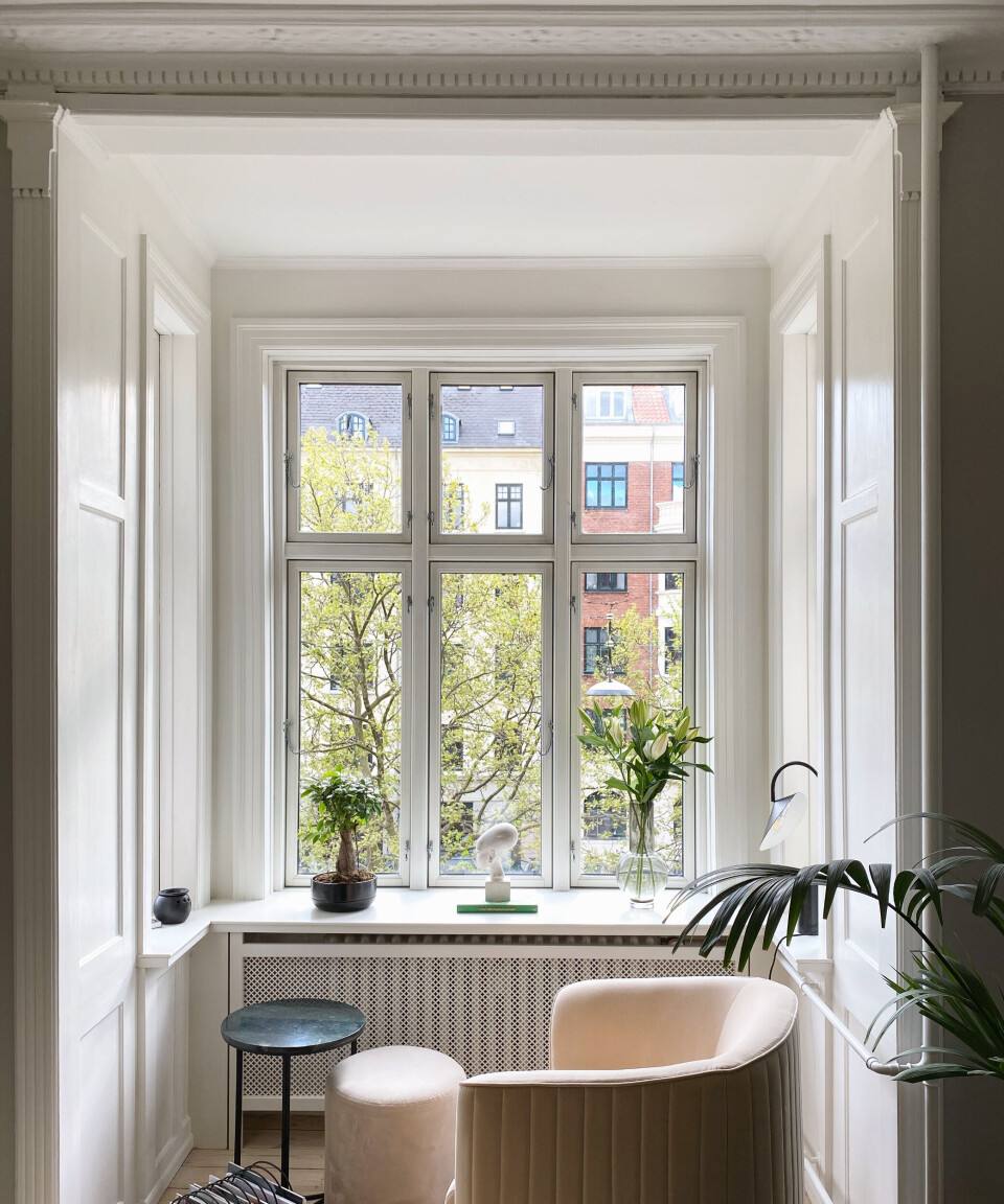 Stolen i karnappen er fra Jotex og lampe fra Ferm Living.