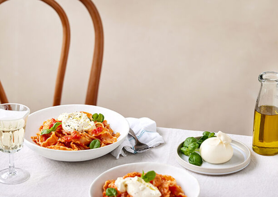 Vegetarisk pasta med 'tomat-smørsauce' og burrata