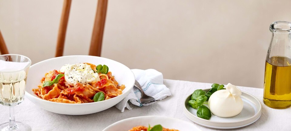 Vegetarisk pasta med 'tomat-smørsauce' og burrata