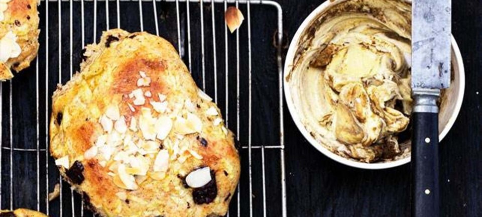 Hjemmebagte æbleboller med chokolade og mandler
