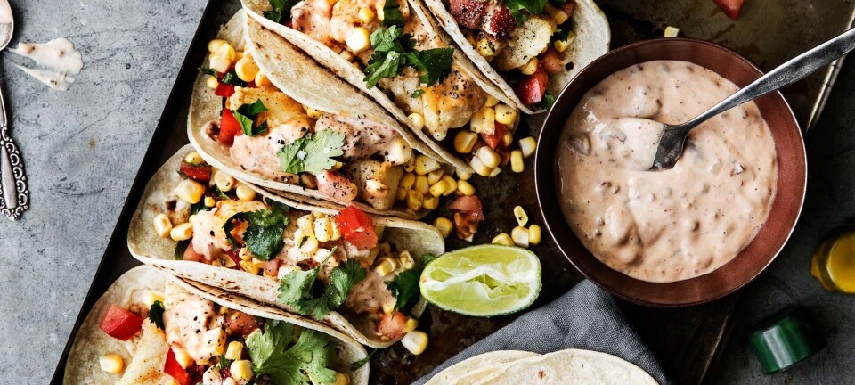 Majstacos med salat af rå majs, friteret fisk og chipotle-mayo