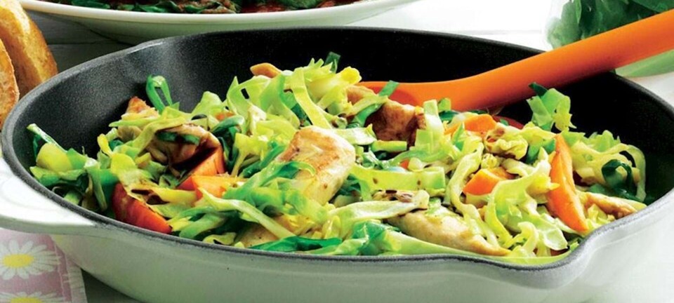 Lynstegt spidskål med kylling, gulerødder og soja