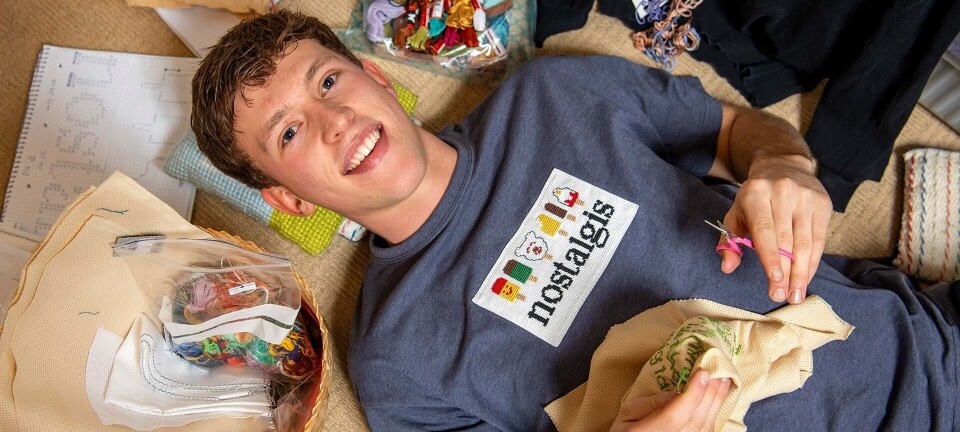 21-årige Andreas er vild med korssting: 'Jeg har det fint med folks kommentarer'