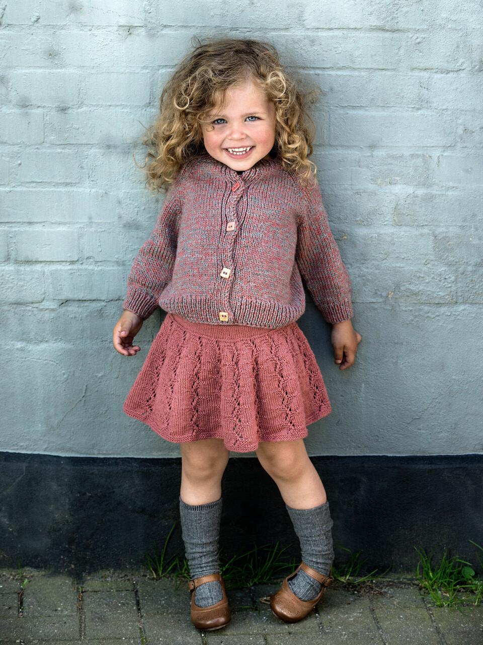 Klassisk trøje og nederdel med bladmønster.