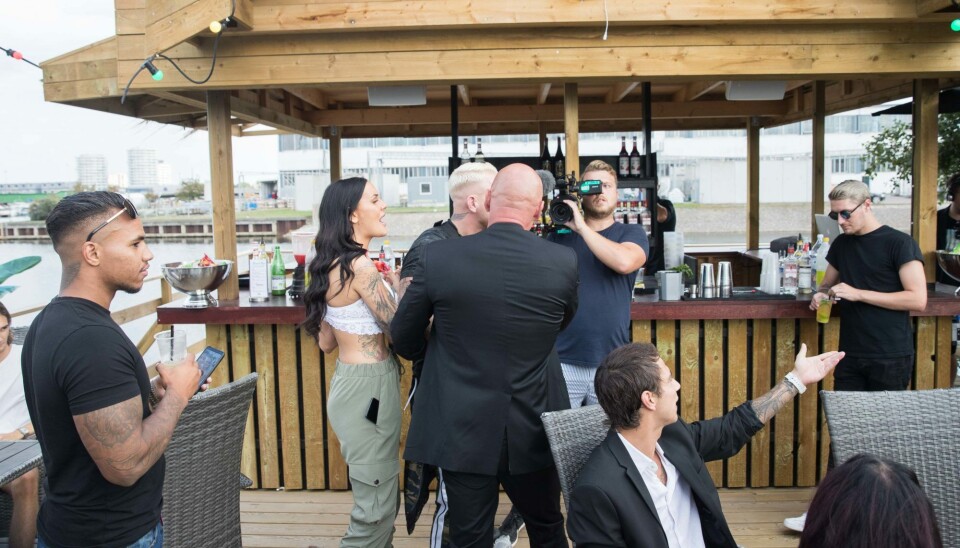 Sarah Amalie datede Mark, da de var til 'Ex on the Beach'-forpremieren. Her prøvede hun at berolige sin flirt - selv om det er hende selv, Mark og Frederik er blevet uvenner over (Foto: Henrik R. Petersen)