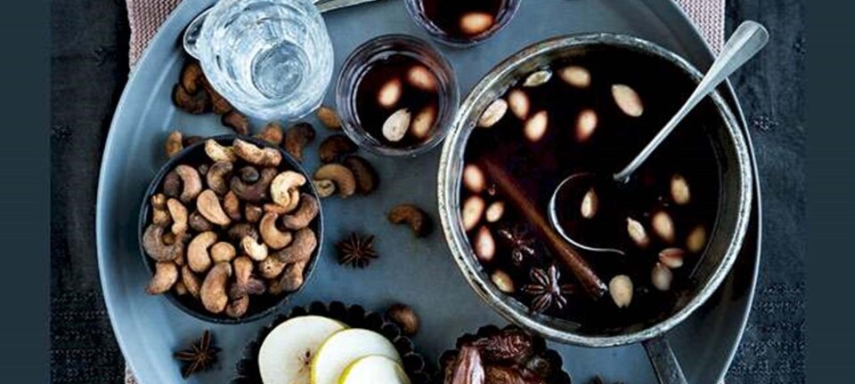 Æble-solbær-gløgg med varme krydderier og lette julesnacks