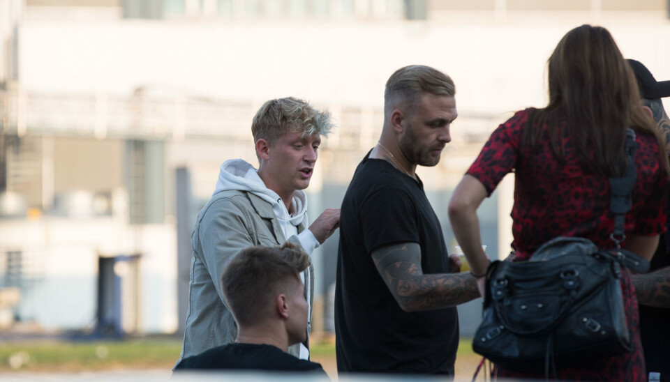 Kunstneren Bro var også senere på aftenen at finde til 'Ex on the Beach'-fest. Her hyggede han sig særligt med sin manager og paradisoerne Lenny, Jonass, Teitur og Anne (Foto: Henrik R. Petersen)