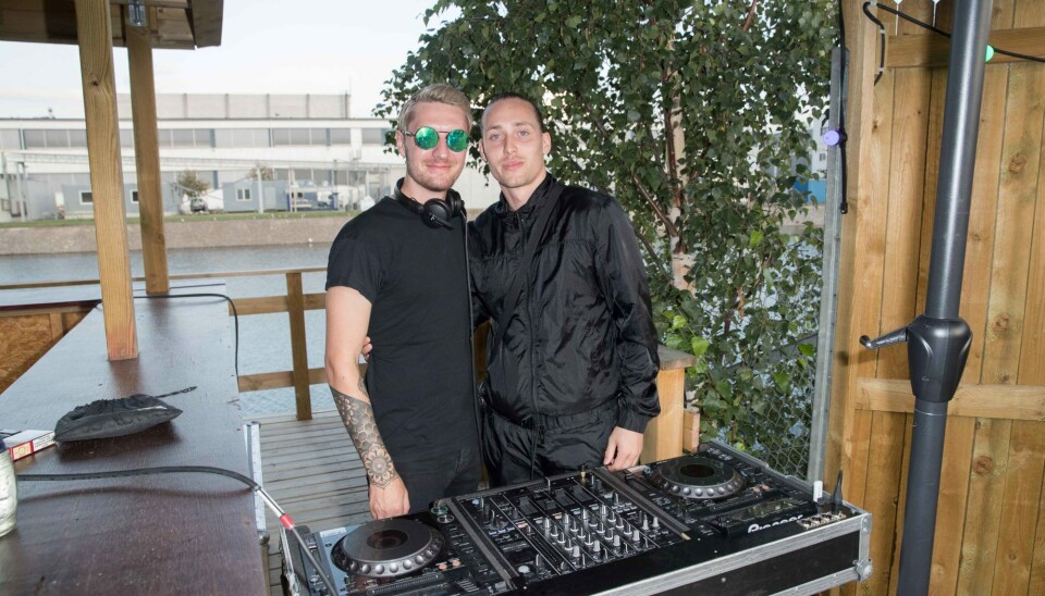 De to 'Ex on the Beach'-DJs Claes og William gav selvfølgelig et par numre bag pulten (Foto: Henrik R. Petersen)