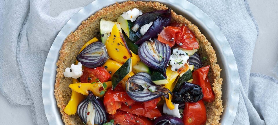 Quinoatærte med gedeost og bagte grøntsager