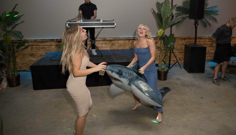 'Ex on the Beach'-Julie fik sig en svingom med en plastik-haj (Foto: Henrik R. Petersen)