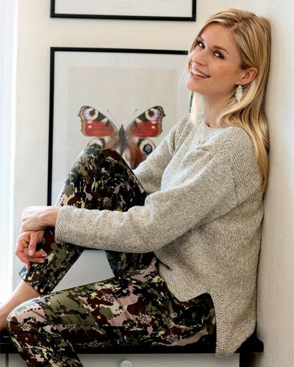 Bluse med bådudskæring og lang ryg