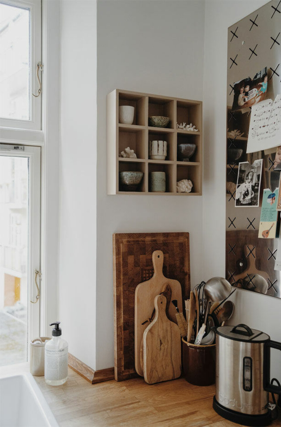 Den fine reol er købt brugt hos Haughus Gods.