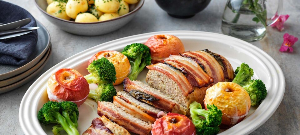 Farsbrød med bacon og bagte æbler