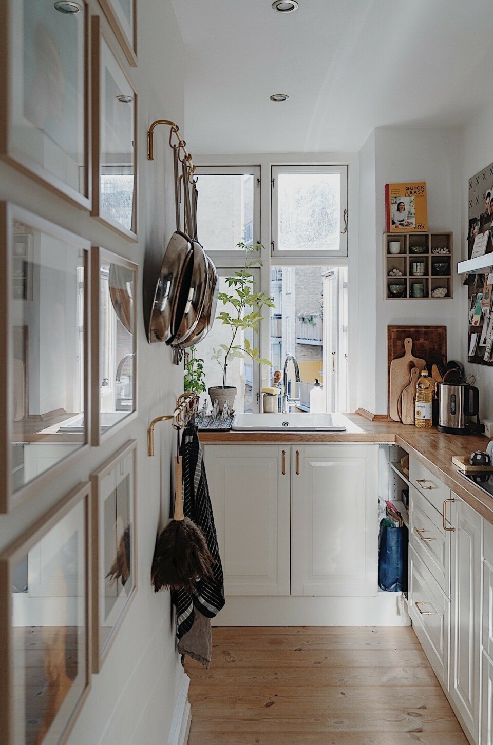 Det smalle køkken med udsigt til gården.