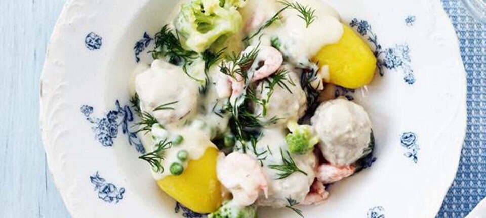 Kødboller i rejesovs med forårsgrønt