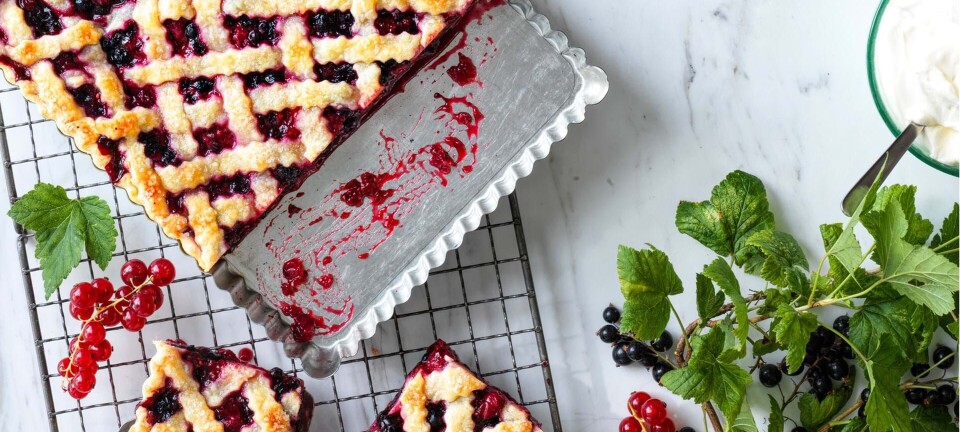 Tærte med bær og flettet låg