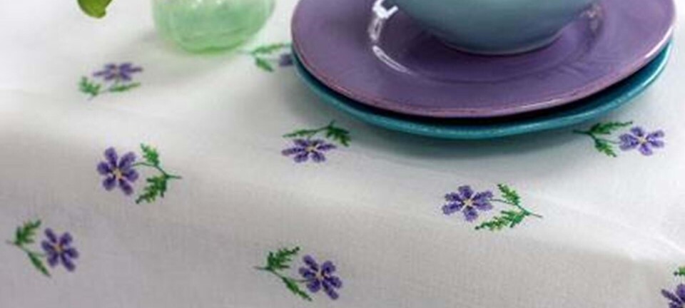 Broder en sød cafédug med blomster