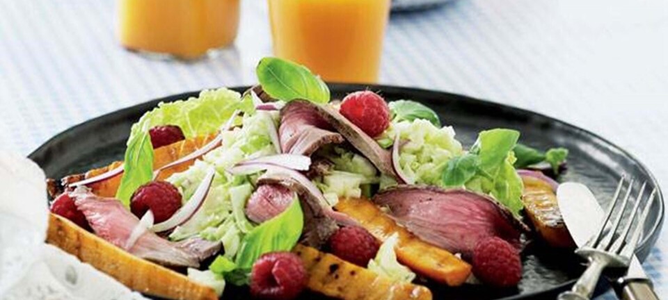 Middagssalat med timiangulerødder og flanksteak